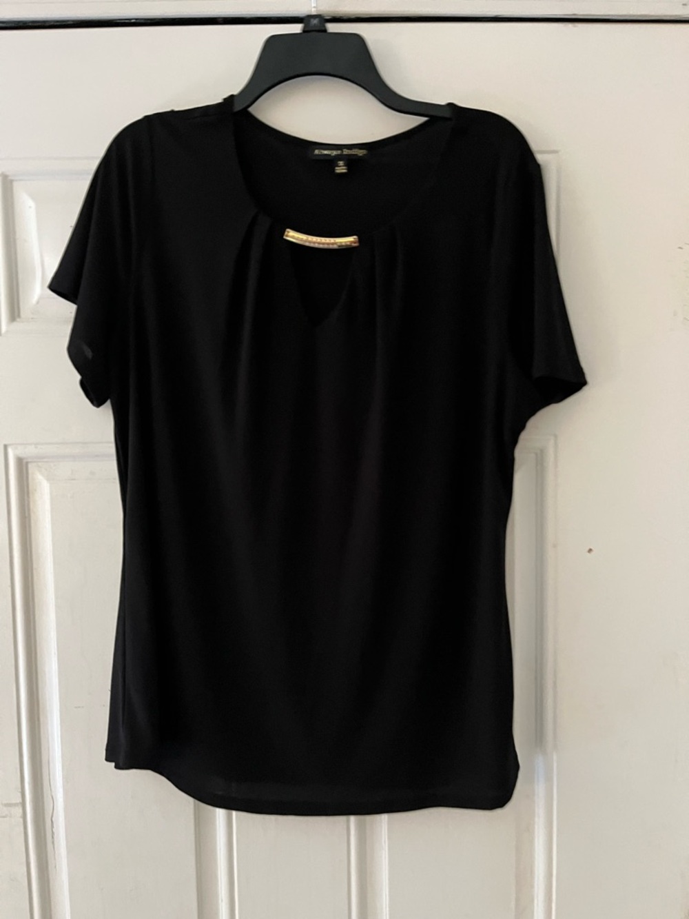 Women’s Black Short Sleeve Keyhole Top
